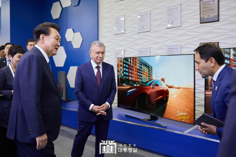 윤석열 대통령과 샤브카트 미르지요예프(Shavkat Mirziyoyev) 우즈베키스탄 대통령이 14일(현지시간) 타슈켄트 기업 테크노파크를 방문해 전시장을 시찰하고 있다.