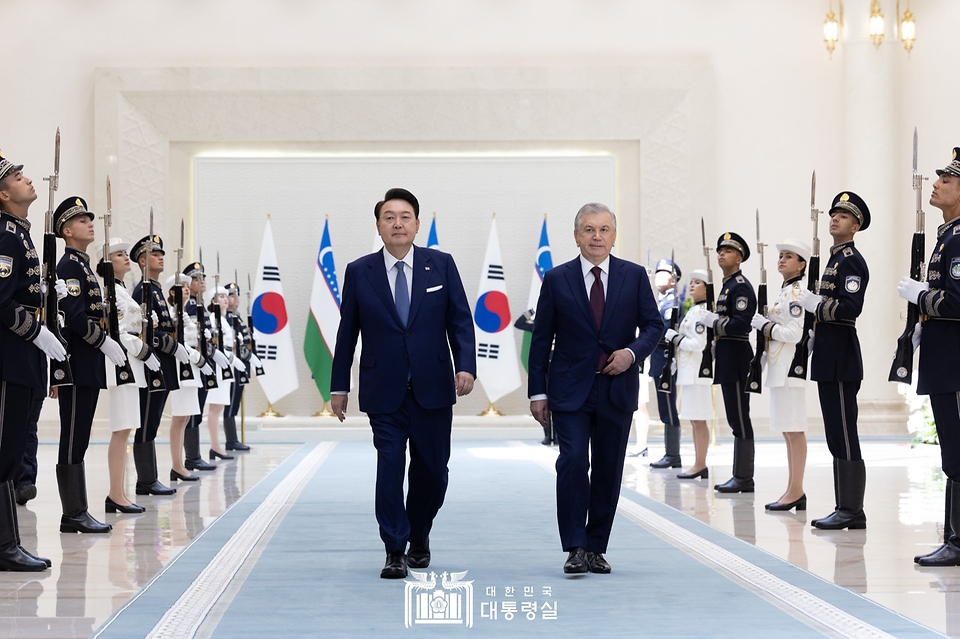 윤석열 대통령이 14일(현지시간) 우즈베키스탄 타슈켄트 대통령궁에서 열린 공식환영식에서 샤브카트 미르지요예프(Shavkat Mirziyoyev) 우즈베키스탄 대통령과 입장하고 있다. 