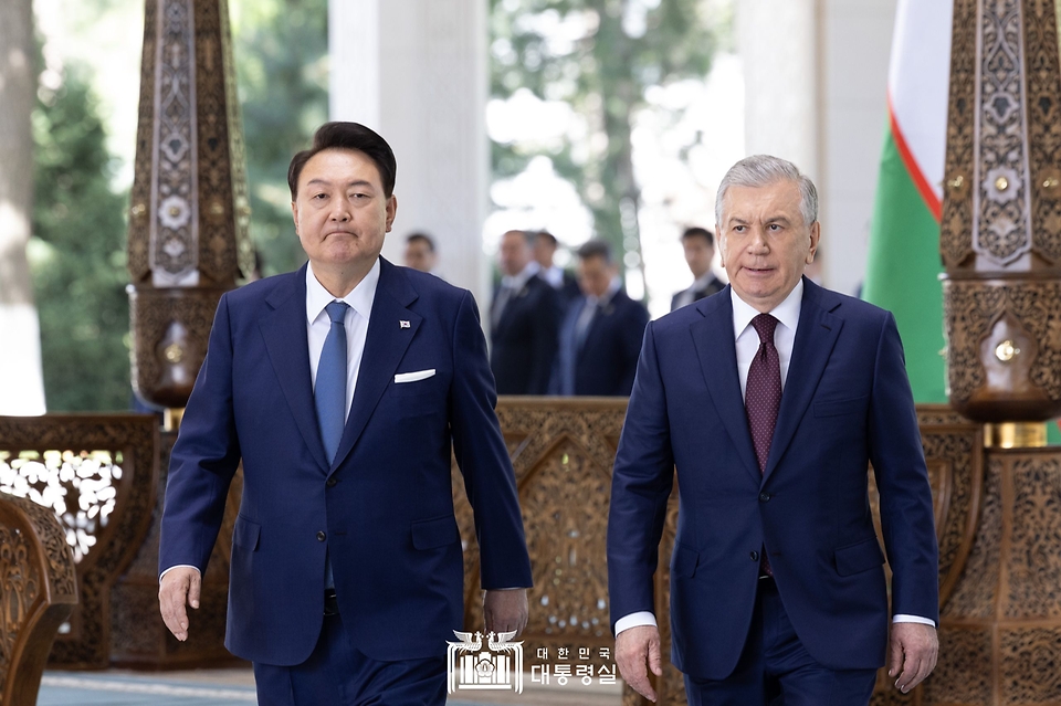 윤석열 대통령이 14일(현지시간) 우즈베키스탄 타슈켄트 대통령궁에서 열린 공식환영식에서 샤브카트 미르지요예프(Shavkat Mirziyoyev) 우즈베키스탄 대통령과 의장대 사열을 위해 이동하고 있다.