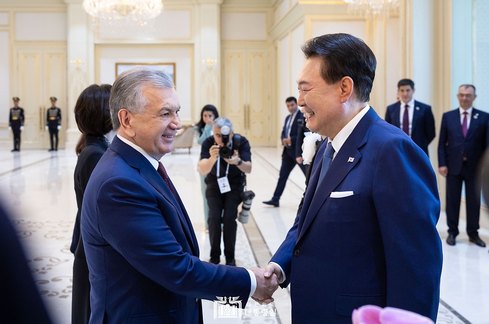 윤석열 대통령이 14일(현지시간) 우즈베키스탄 타슈켄트 대통령궁에서 샤브카트 미르지요예프(Shavkat Mirziyoyev) 우즈베키스탄 대통령과 인사하고 있다. 