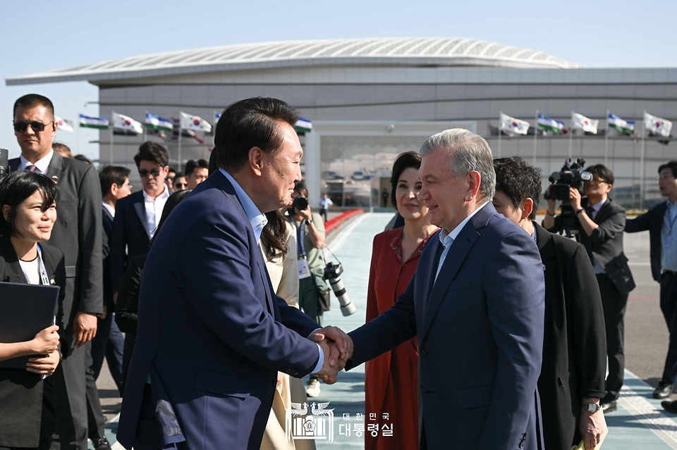 윤석열 대통령이 15일(현지시간) 우즈베키스탄 사마르칸트 공항에서 귀국하기 전 샤브카트 미르지요예프(Shavkat Mirziyoyev) 우즈베키스탄 대통령과 작별 인사를 하고 있다. 