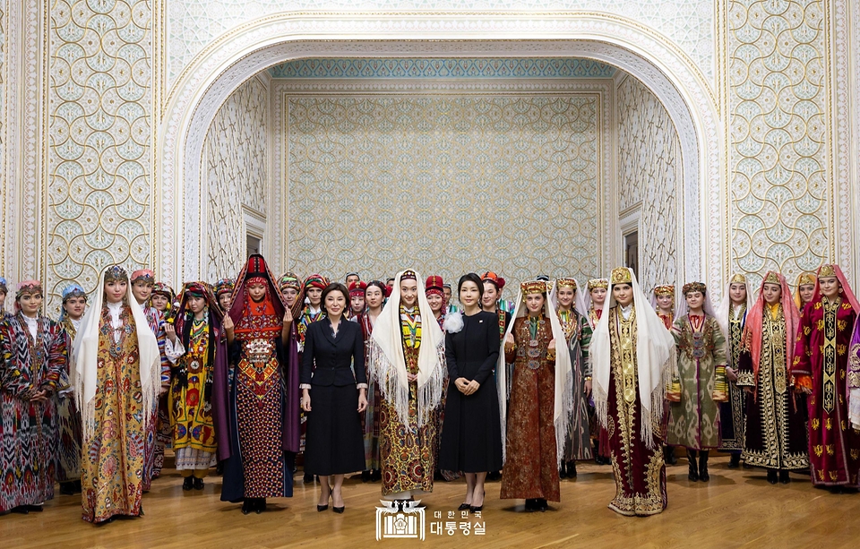 김건희 여사와 지로아트 미르지요예바(Ziroat Mirziyoyeva) 우즈베키스탄 영부인이 14일(현지시간) 우즈베키스탄 타슈켄트 대통령궁 히바동에서 공연 참가자들과 기념 촬영을 하고 있다.
