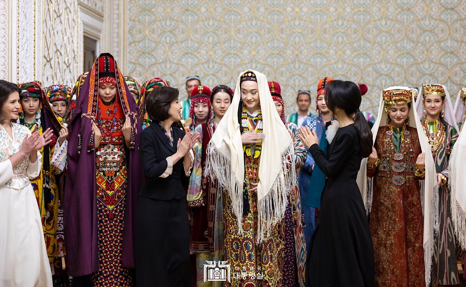김건희 여사와 지로아트 미르지요예바(Ziroat Mirziyoyeva) 우즈베키스탄 영부인이 14일(현지시간) 우즈베키스탄 타슈켄트 대통령궁 히바동에서 공연 참가자들과 기념 촬영을 하며 박수를 치고 있다.