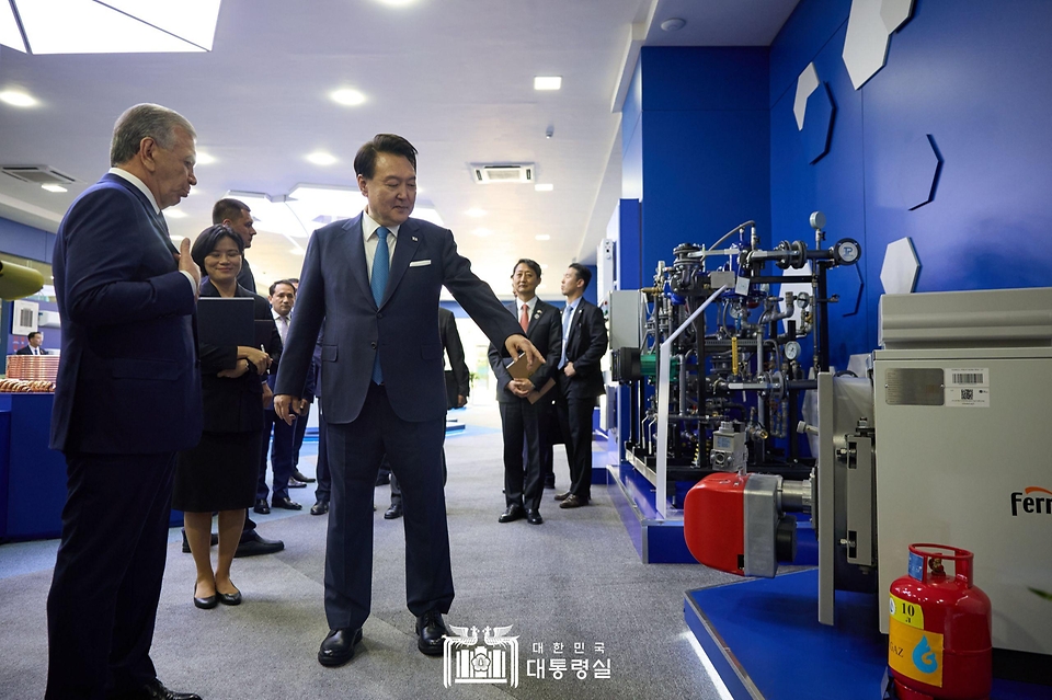 윤석열 대통령과 샤브카트 미르지요예프(Shavkat Mirziyoyev) 우즈베키스탄 대통령이 14일(현지시간) 타슈켄트 기업 테크노파크를 방문해 전시장을 시찰하고 있다.