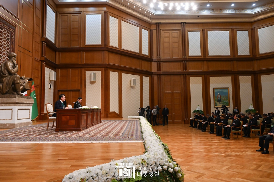 윤석열 대통령이 10일(현지시간) 투르크메니스탄 아시가바트 대통령궁에서 세르다르 베르디무함메도프(Serdar Berdymukhammedov) 투르크메니스탄 대통령과 한-투르크메니스탄 공동언론발표를 하고 있다.
