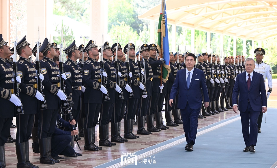 윤석열 대통령이 14일(현지시간) 우즈베키스탄 타슈켄트 대통령궁에서 열린 공식환영식에서 샤브카트 미르지요예프(Shavkat Mirziyoyev) 우즈베키스탄 대통령과 의장대 사열을 하고 있다.