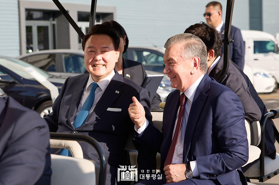 윤석열 대통령과 샤브카트 미르지요예프(Shavkat Mirziyoyev) 우즈베키스탄 대통령이 14일(현지시간) 타슈켄트 기업 테크노파크를 방문해 카트에 탑승해 이동하고 있다.