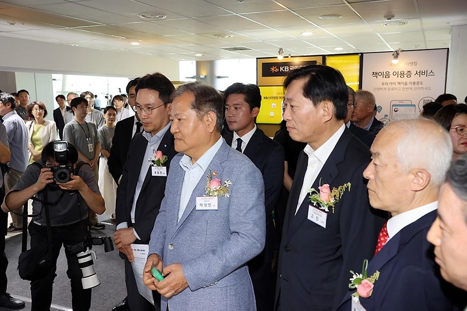 이상민 행정안전부 장관이 17일 서울 강서구 김포국제공항에서 열린 ‘2024년 디지털서비스 개방 개통식’에서 대국민 홍보 부스를 관람하고 있다.