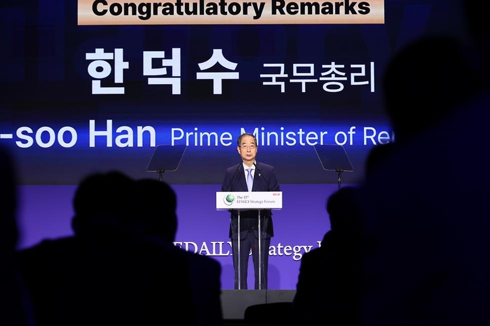 한덕수 국무총리가 19일 서울 중구 신라호텔에서 열린 ‘제15회 이데일리 전략포럼’에 참석해 축사를 하고 있다.