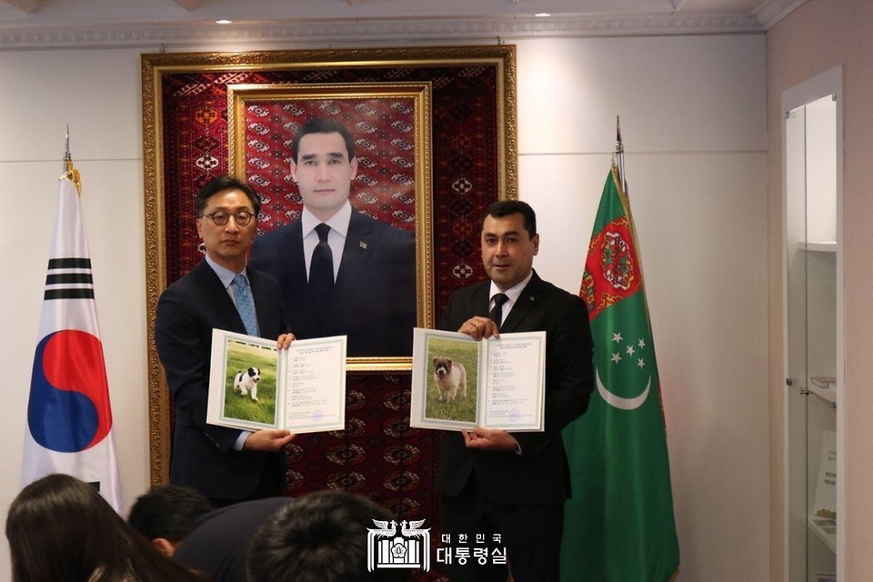 19일 서울 용산구 주한 투르크메니스탄 대사관에서 투르크메니스탄 국견(國犬) 알라바이에 대한 인계 행사가 열리고 있다.