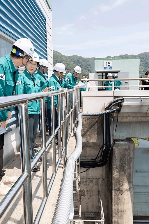 한화진 환경부 장관이 19일 전북 임실군 소재 섬진강댐 정상부에서 댐 수문 설비 동작 시험을 점검하고 있다. 