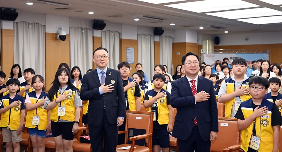 이한경 행정안전부 재난안전관리본부장이 19일 대전 서구 대전시청에서 열린 ‘대전시 어린이 안전히어로즈 발대식’에서 참석자들과 국기에 대한 경례를 하고 있다.