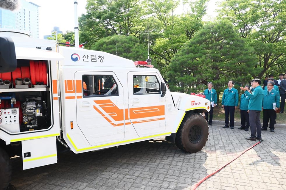 한덕수 국무총리가 19일 대전시 서구 정부대전청사 산림청을 방문해 산불진화차를 살펴보고 있다.