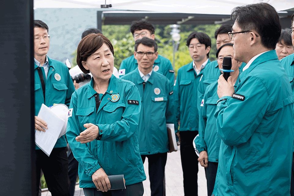 한화진 환경부 장관이 19일 전북 임실군 소재 섬진강댐 전망대에서 ‘24년 홍수기 댐 운영계획’을 점검하고 있다.