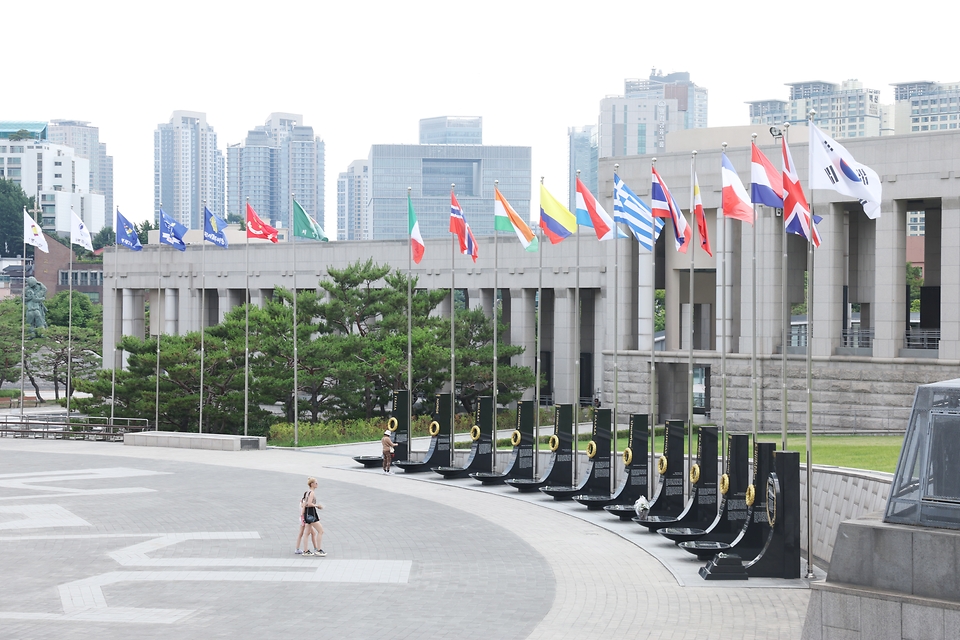 26일 오후 서울 용산구 전쟁기념관에서 한 외국인 관람객이 유엔 참전국 기념비를 둘러보고 있다. 
