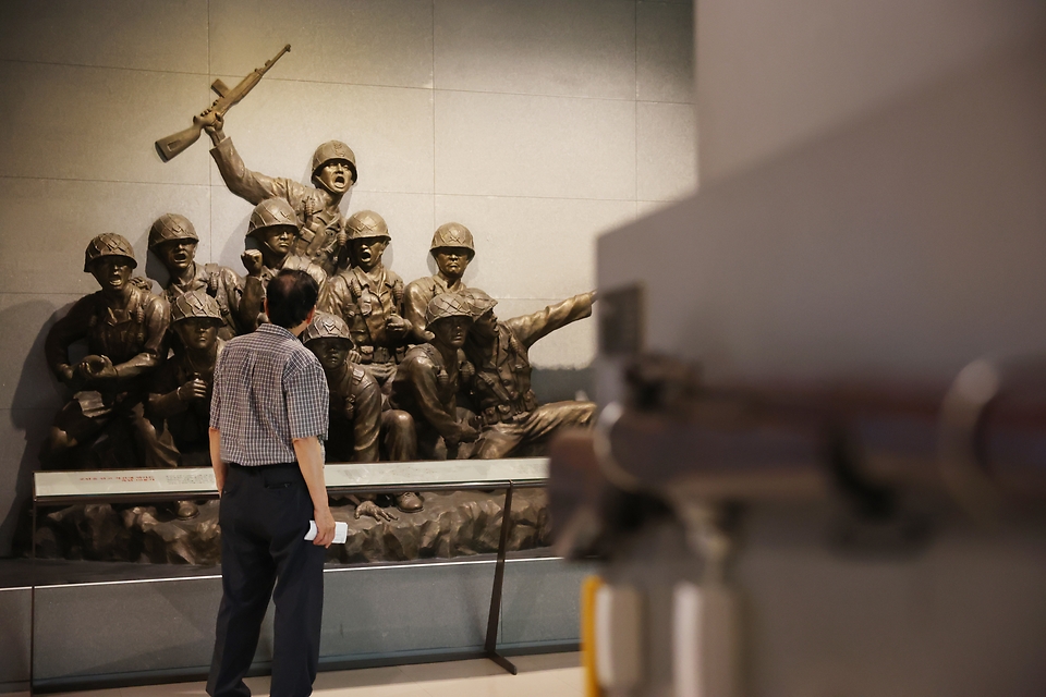 26일 오후 서울 용산구 전쟁기념관에서 한 관람객이 상설전시 6.25전쟁실을 둘러보고 있다. 
