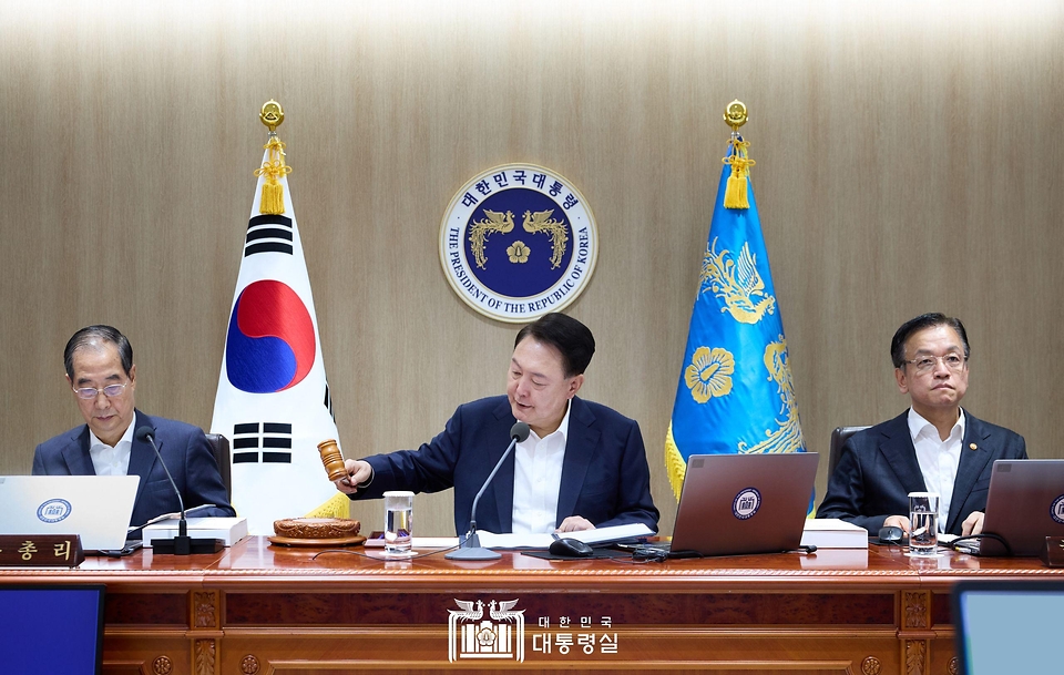 윤석열 대통령이 2일 서울 용산 대통령실 청사에서 열린 ‘제29회 국무회의’에서 개회 선언을 하고 있다. 