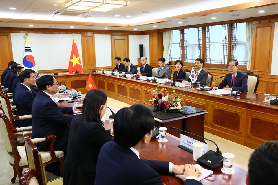 한덕수 국무총리와 팜밍찡(Pham Minh Chinh) 베트남 총리가 2일 서울 종로구 정부서울청사에서 열린 ‘한-베트남 총리 회담’에 참석하고 있다.