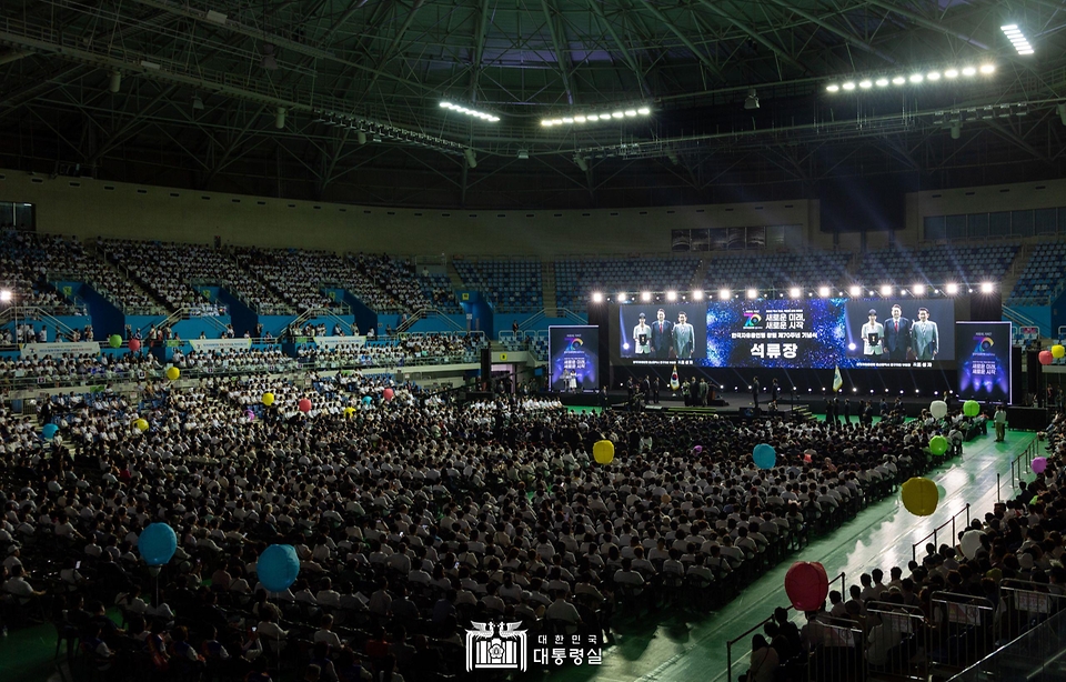윤석열 대통령이 4일 인천 남동체육관에서 열린 ‘한국자유총연맹 창립 제70주년 기념식’에서 국민훈장을 수여하고 있다.