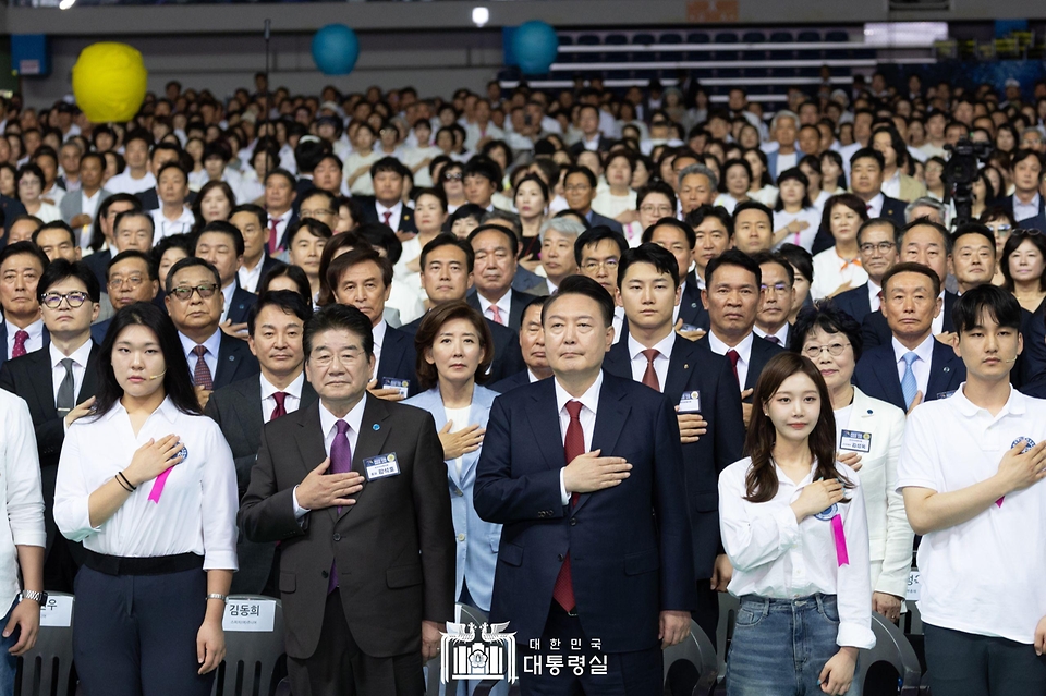 윤석열 대통령이 4일 인천 남동체육관에서 열린 ‘한국자유총연맹 창립 제70주년 기념식’에서 국기에 경례하고 있다.