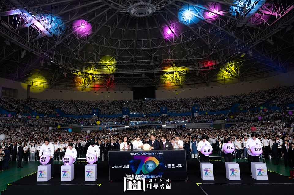 윤석열 대통령이 4일 인천 남동체육관에서 열린 ‘한국자유총연맹 창립 제70주년 기념식’에서 주니어자유연맹 발대식 및 비전 선포 퍼포먼스에 참여하고 있다. 