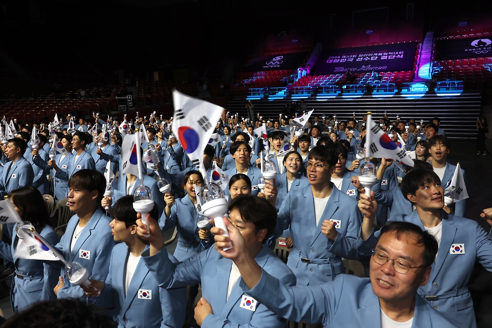 9일 서울 송파구 올림픽공원 올림픽홀에서 열린 2024 파리하계올림픽 선수단 결단식에서 선수단이 태극기를 흔들고 있다. 