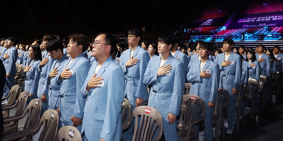 9일 서울 송파구 올림픽공원 올림픽홀에서 열린 2024 파리하계올림픽 선수단 결단식에서 선수단이 국민의례를 하고 있다. 