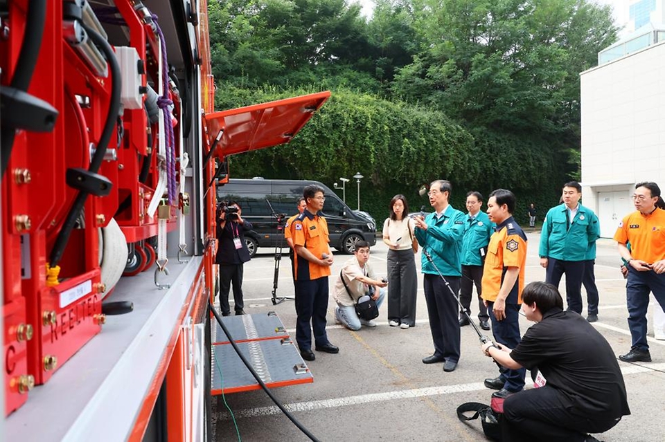 한덕수 국무총리가 11일 서울 은평소방서를 방문해 풍수해 긴급구조대책을 보고 받고 발전배수차를 살펴보고 있다. 