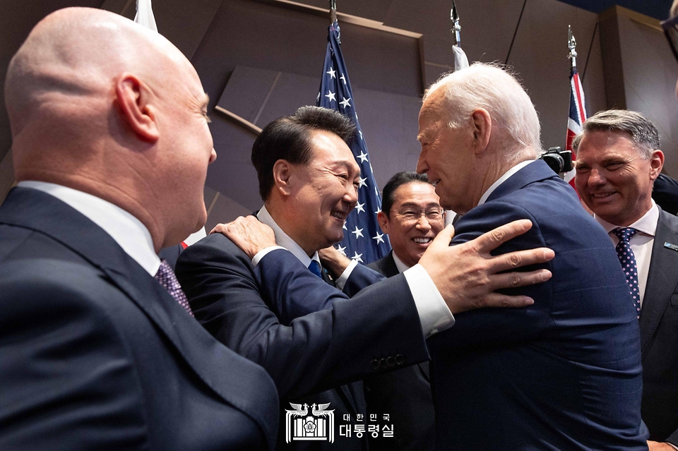 윤석열 대통령이 11일(현지시간) 미국 워싱턴 D.C. 월터 E. 워싱턴 컨벤션센터에서 열린 ‘한국·일본·호주·뉴질랜드 4개국(IP4) 정상회동’을 찾은 조 바이든 미국 대통령과 포옹하고 있다.