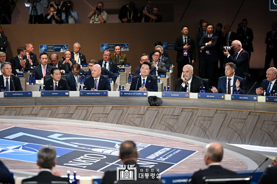 윤석열 대통령이 11일(현지시간) 미국 워싱턴 D.C. 월터 E. 워싱턴 컨벤션센터에서 열린 ‘북대서양조약기구(NATO·나토) 동맹국 및 파트너국 정상회의’에 참석하고 있다. 