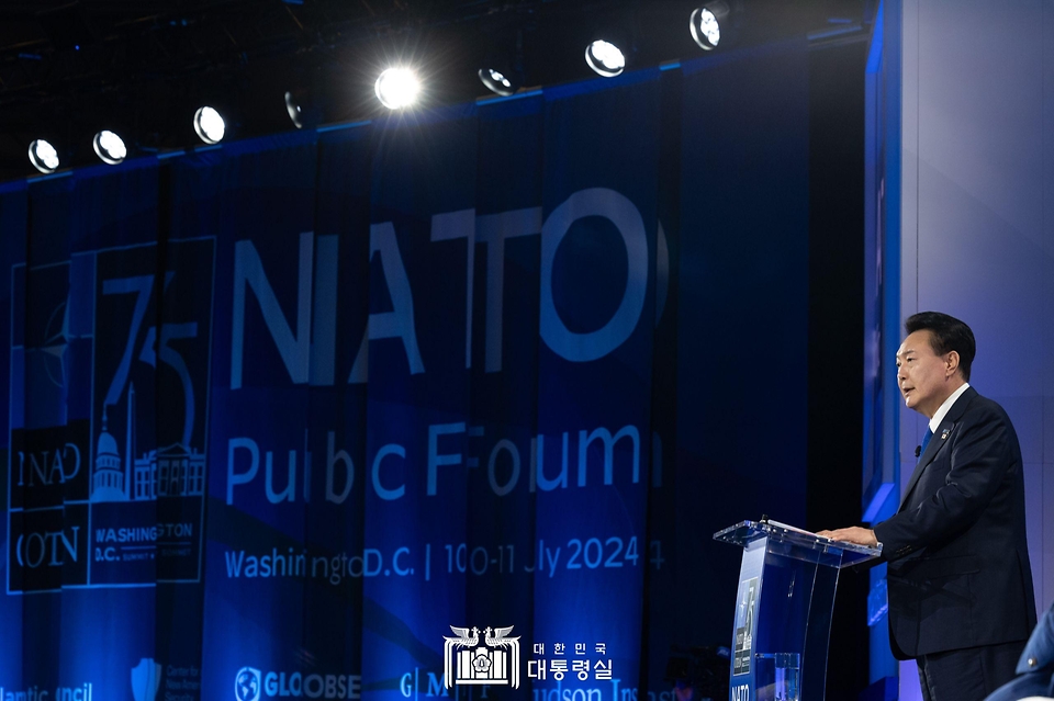 윤석열 대통령이 11일(현지시간) 미국 워싱턴 D.C. 메리어트 마르퀴스 호텔에서 열린 북대서양조약기구(NATO·나토) 퍼블릭포럼 인도·태평양 세션에서 연설하고 있다. 