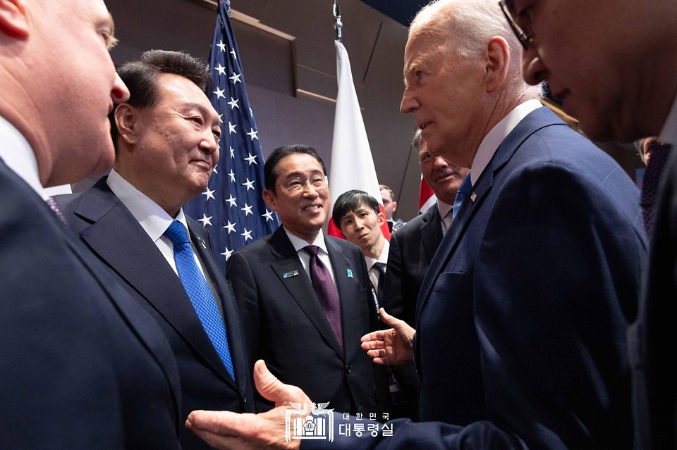윤석열 대통령이 11일(현지시간) 미국 워싱턴 D.C. 월터 E. 워싱턴 컨벤션센터에서 열린 ‘한국·일본·호주·뉴질랜드 4개국(IP4) 정상회동’을 찾은 조 바이든 미국 대통령과 환담하고 있다.