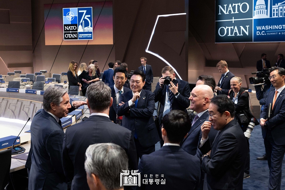 윤석열 대통령이 11일(현지시간) 미국 워싱턴 D.C. 월터 E. 워싱턴 컨벤션센터에서 열린 ‘한국·일본·호주·뉴질랜드 4개국(IP4) 정상회동’에서 각국 정상 및 토니 블링컨 미국 국무장관과 대화하고 있다.