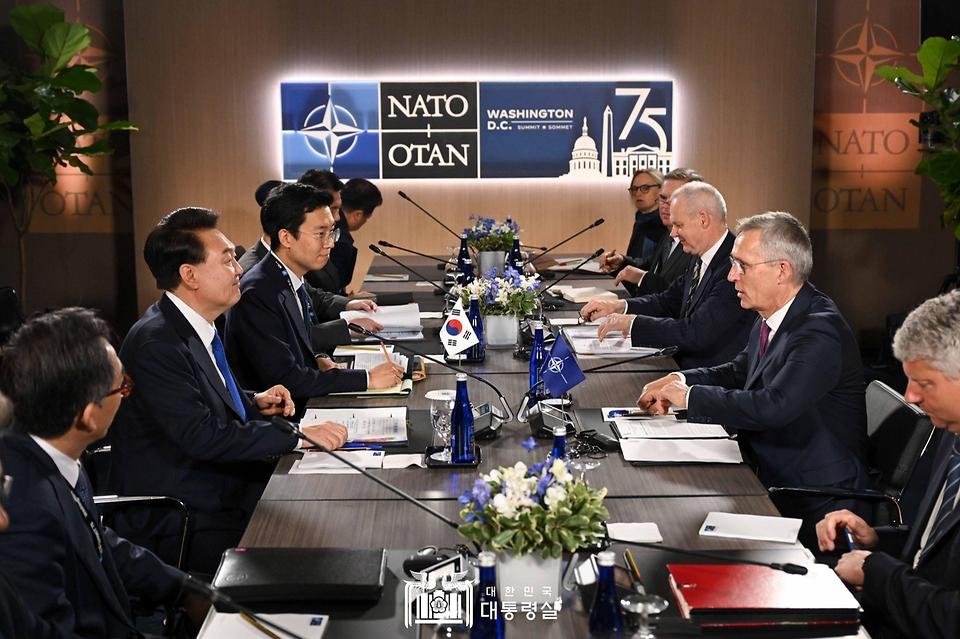 윤석열 대통령이 11일(현지시간) 미국 워싱턴 D.C. 월터 E. 워싱턴 컨벤션센터에서 옌스 스톨텐베르그(Jens Stoltenberg) 북대서양조약기구(NATO·나토) 사무총장을 면담하고 있다.