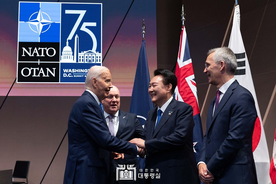 윤석열 대통령이 11일(현지시간) 미국 워싱턴 D.C. 월터 E. 워싱턴 컨벤션센터에서 열린 ‘한국·일본·호주·뉴질랜드 4개국(IP4) 정상회동’을 찾은 조 바이든 미국 대통령과 인사하고 있다. 