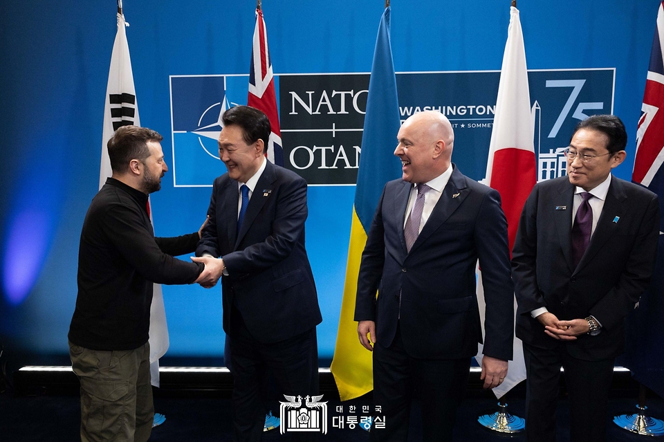 윤석열 대통령이 11일(현지시간) 미국 워싱턴 D.C. 월터 E. 워싱턴 컨벤션센터에서 열린 ‘한국·일본·호주·뉴질랜드 4개국(IP4) 및 우크라이나와의 정상회동’에서 볼로디미르 젤렌스키 우크라이나 대통령과 인사하고 있다.