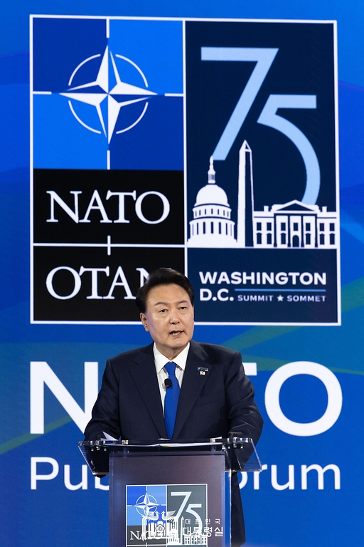 윤석열 대통령이 11일(현지시간) 미국 워싱턴 D.C. 메리어트 마르퀴스 호텔에서 열린 북대서양조약기구(NATO·나토) 퍼블릭포럼 인도·태평양 세션에서 연설하고 있다. 