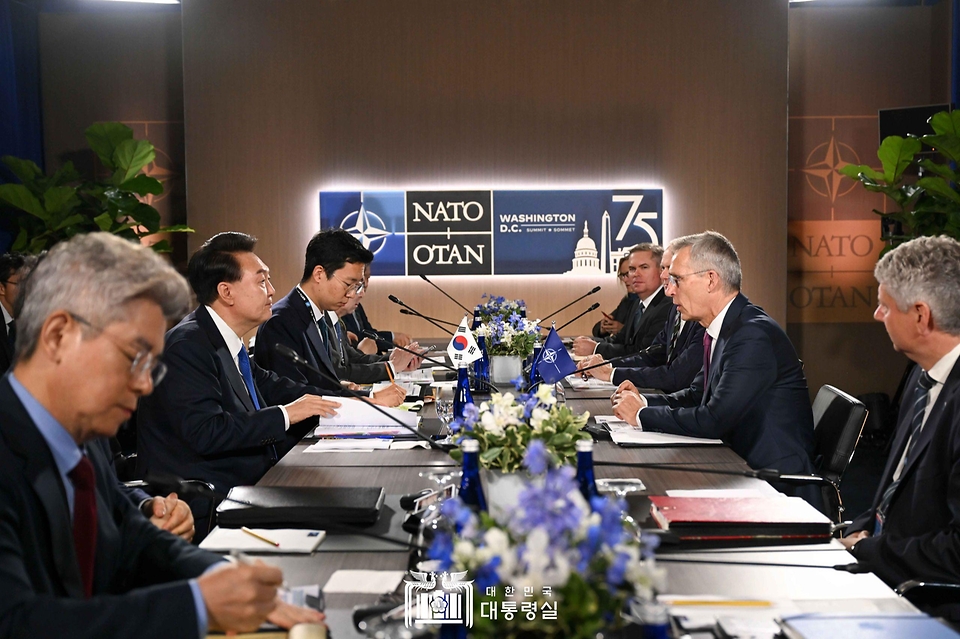 윤석열 대통령이 11일(현지시간) 미국 워싱턴 D.C. 월터 E. 워싱턴 컨벤션센터에서 옌스 스톨텐베르그(Jens Stoltenberg) 북대서양조약기구(NATO·나토) 사무총장을 면담하고 있다.