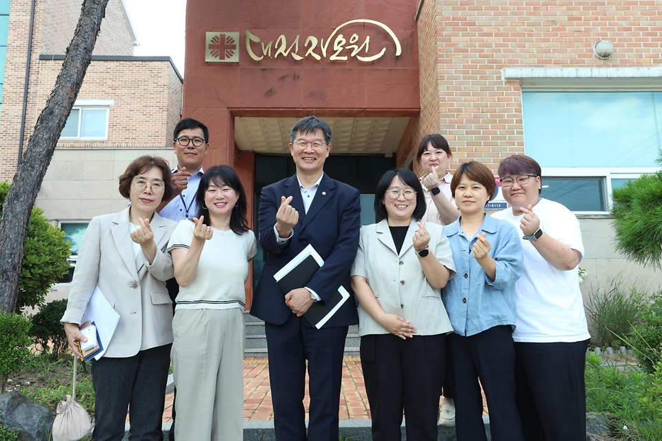 이기일 보건복지부 제1차관이 15일 대전 대덕구 자모원을 방문해 관계자들과 기념 촬영을 하고 있다.
