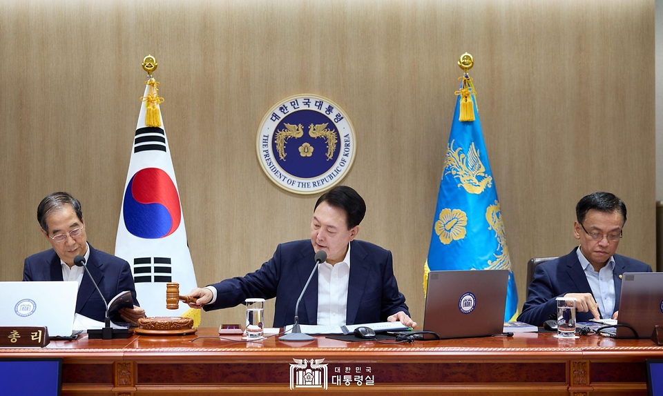 윤석열 대통령이 16일 서울 용산 대통령실 청사에서 열린 ‘제31회 국무회의’에서 개회 선언을 하고 있다.