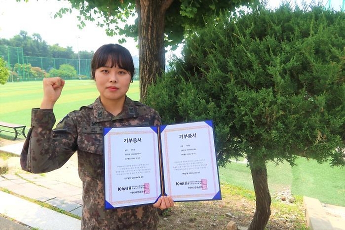 15일 국방부 근무지원단 의장대대 박지윤 육군중사가 자신의 모발 기부 증서를 들어보이고 있다. 