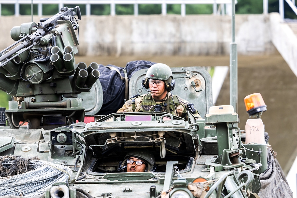 여단 연합전투단의 미 스트라이커 장갑차가 9일 강원도 인제 육군과학화전투훈련단에서 열린 ‘한·미·UAE 최초 연합 KCTC 훈련’에서 도시지역으로 진입하고 있다.