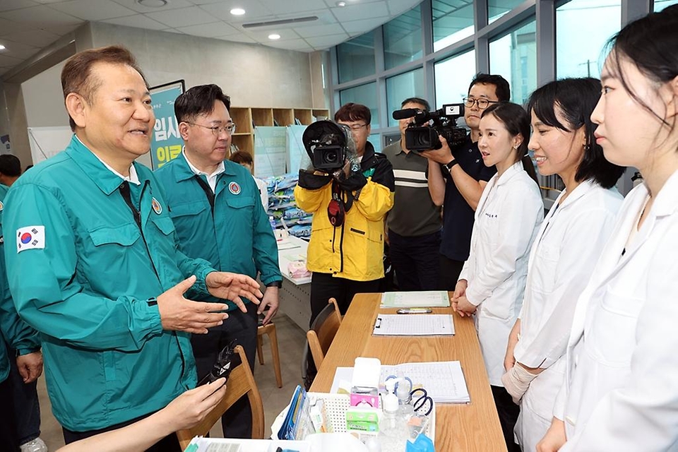 이상민 행정안전부 장관이 18일 전북 완주군 운주면 임시대피시설(행정복지센터)을 방문해 이재민들을 위한 자원봉사자들을 격려하고 있다.