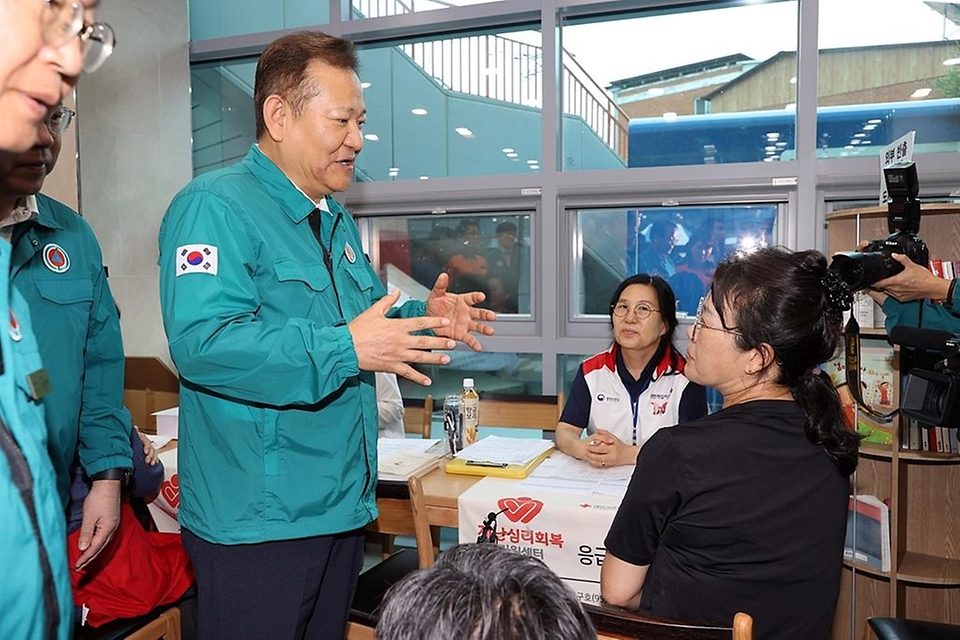 이상민 행정안전부 장관이 18일 전북 완주군 운주면 임시대피시설(행정복지센터)을 방문해 이재민들을 위한 자원봉사자들을 격려하고 있다.