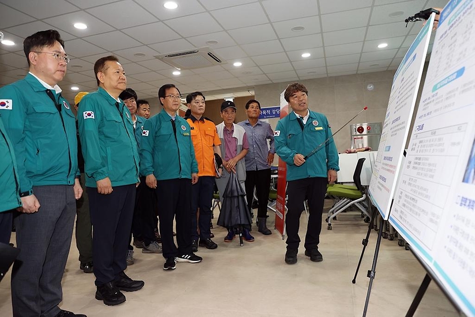 이상민 행정안전부 장관이 18일 전북 완주군 운주면 임시대피시설(행정복지센터)을 방문해 집중호우 피해 상황을 보고받고 있다. 