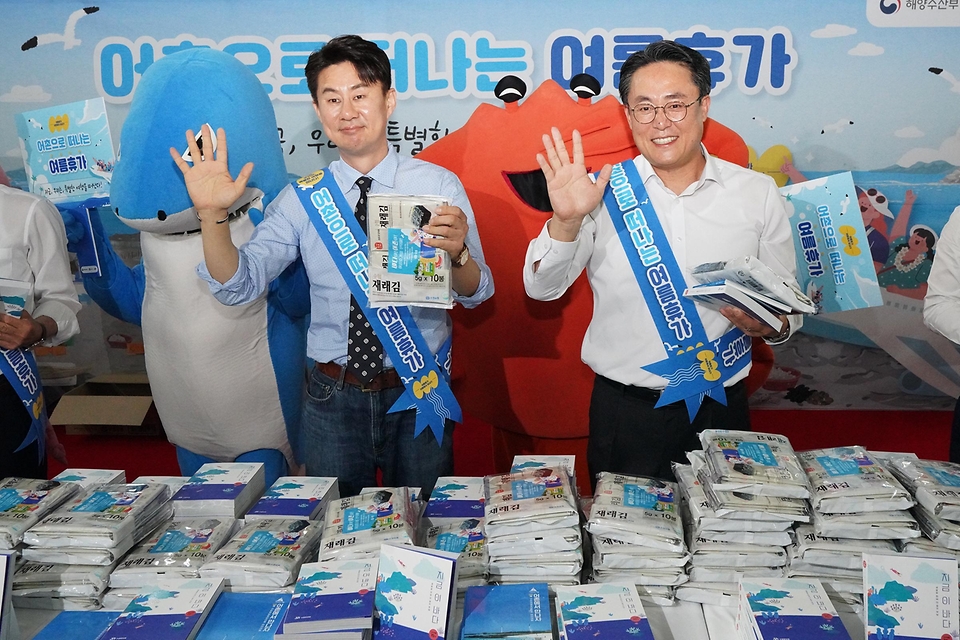 강도형 해수부 장관이 16일 서울 강남구 수서역에서 열린 ‘여름휴가 어촌에서 보내기 캠페인’에서 기념 촬영을 하고 있다.
