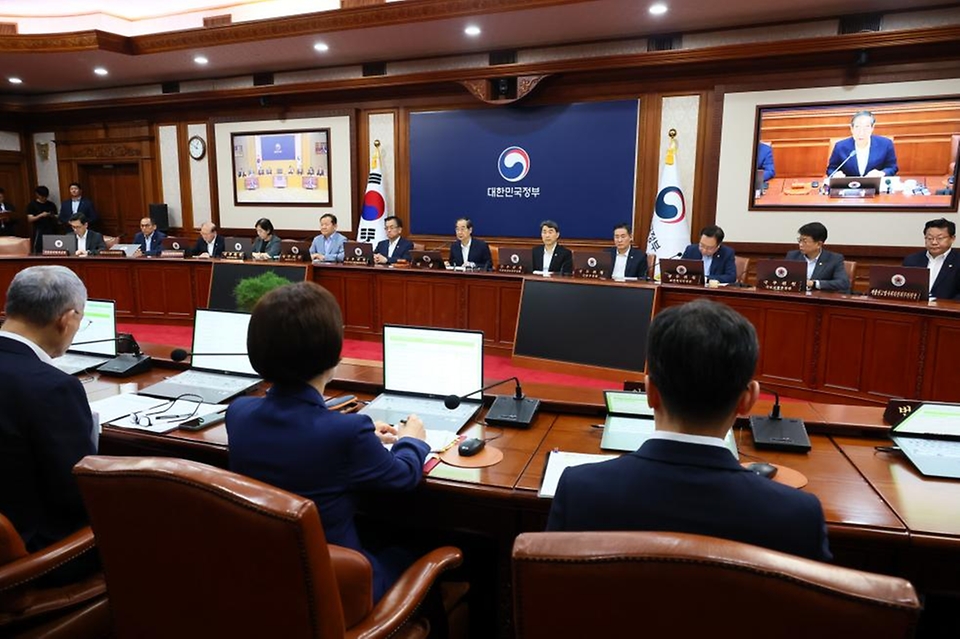 한덕수 국무총리가 23일 서울 종로구 정부서울청사에서 열린 ‘제32회 국무회의’에서 발언하고 있다.