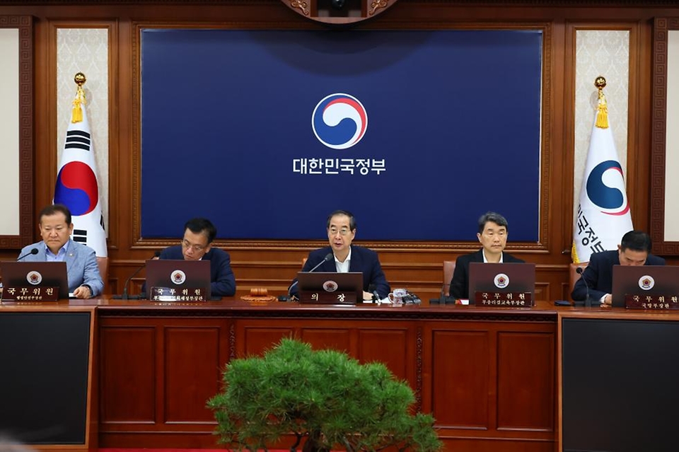 한덕수 국무총리가 23일 서울 종로구 정부서울청사에서 열린 ‘제32회 국무회의’에서 발언하고 있다.