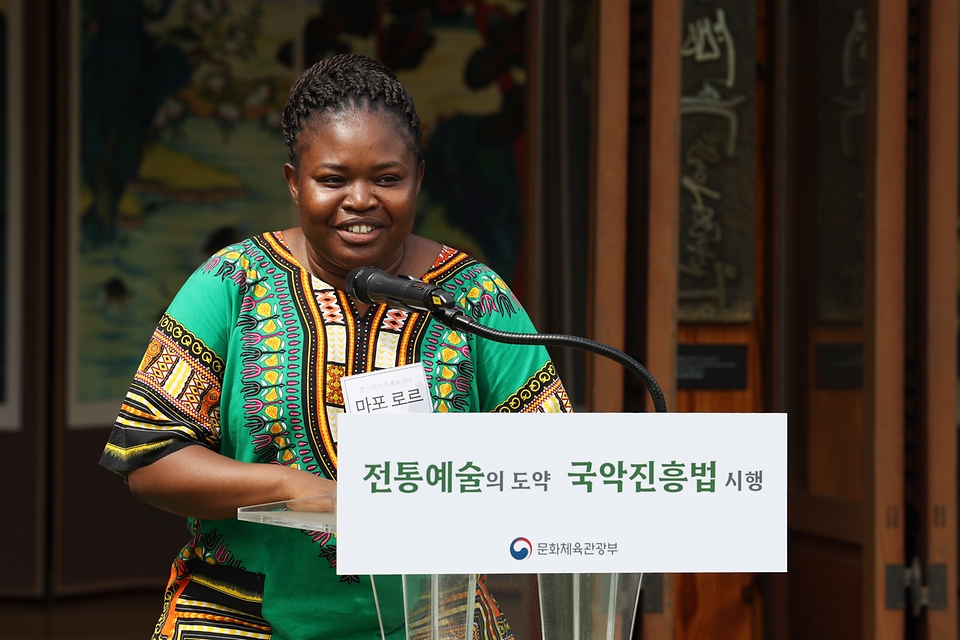 국악인 마포 로르가 25일 서울 중구서울남산국악당에서 열린 ‘2024 국악진흥법 시행 축하연’에서 인사말을 하고 있다. 