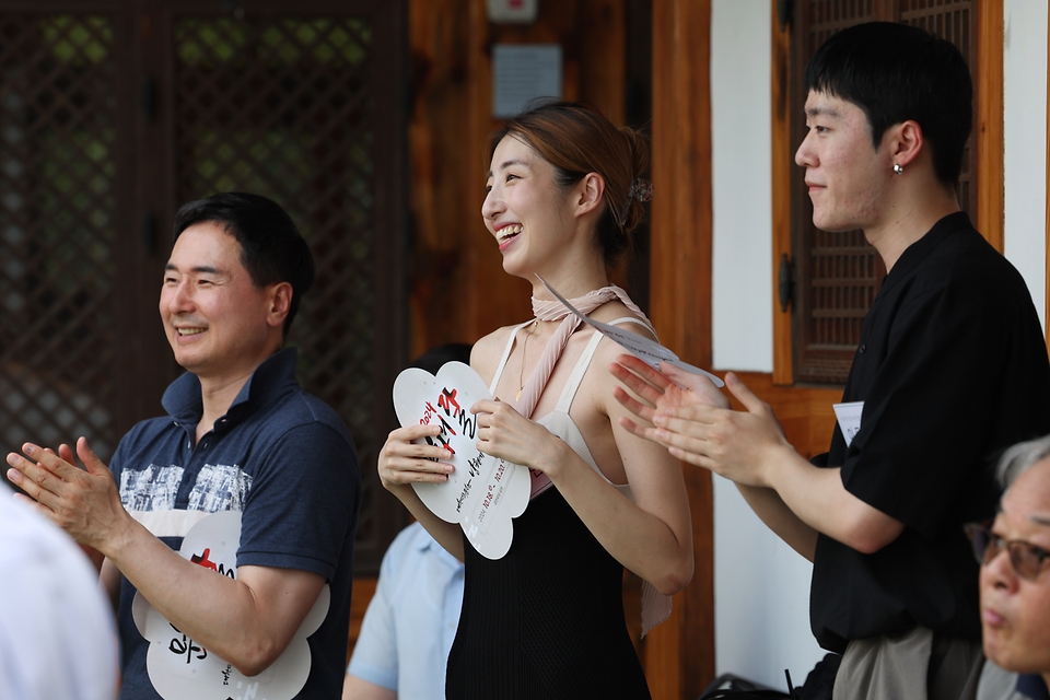 25일 서울 중구서울남산국악당에서 열린 ‘2024 국악진흥법 시행 축하연’에서 참석자들이 박수를 치고 있다. 
